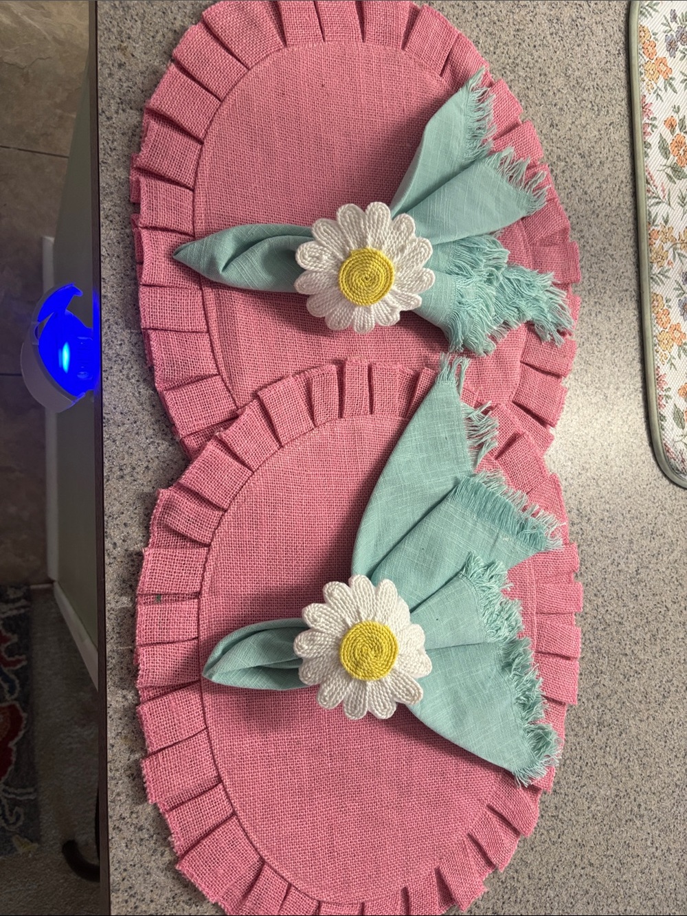 Pink Daisy Accent Placemats with Mint Napkins and Daisy Ring